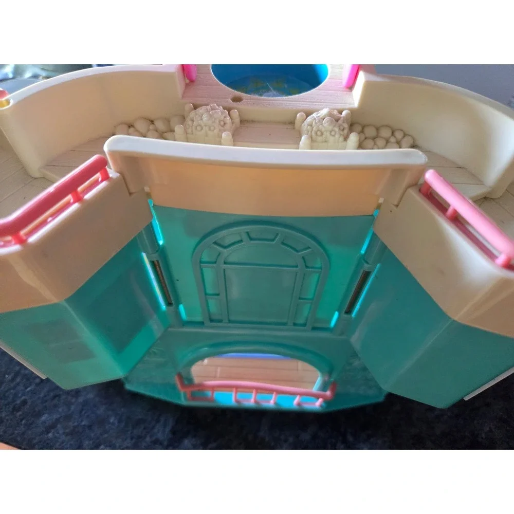 Vintage 2000 Fisher-Price Sweet Streets Beach House Dollhouse Shell #75118 As-Is